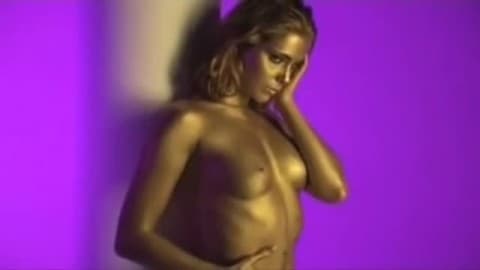 Clara Morgane nue en séance photo érotique