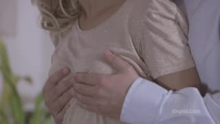 La jeune et belle Lara baise cet étalon jusqu'au creampie !