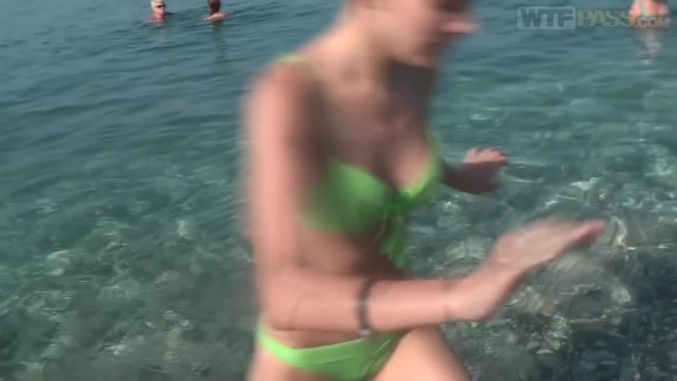 Baise à l'hôtel après la plage