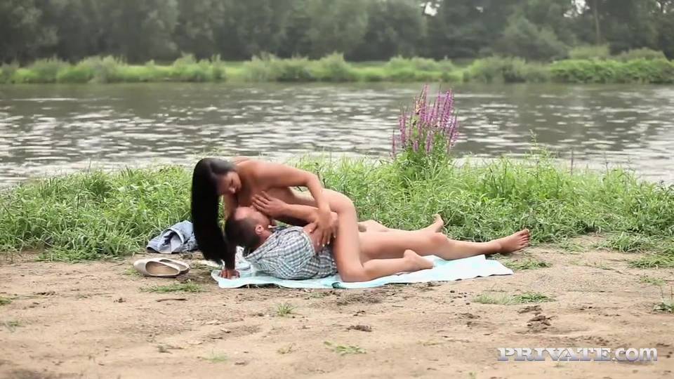 Teen noiraude se tape son mec en extérieur