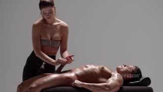 La masseuse sensuelle branle une grosse bite