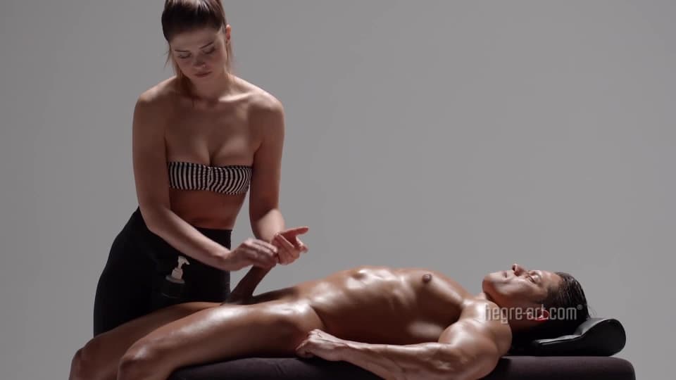 La masseuse sensuelle branle une grosse bite