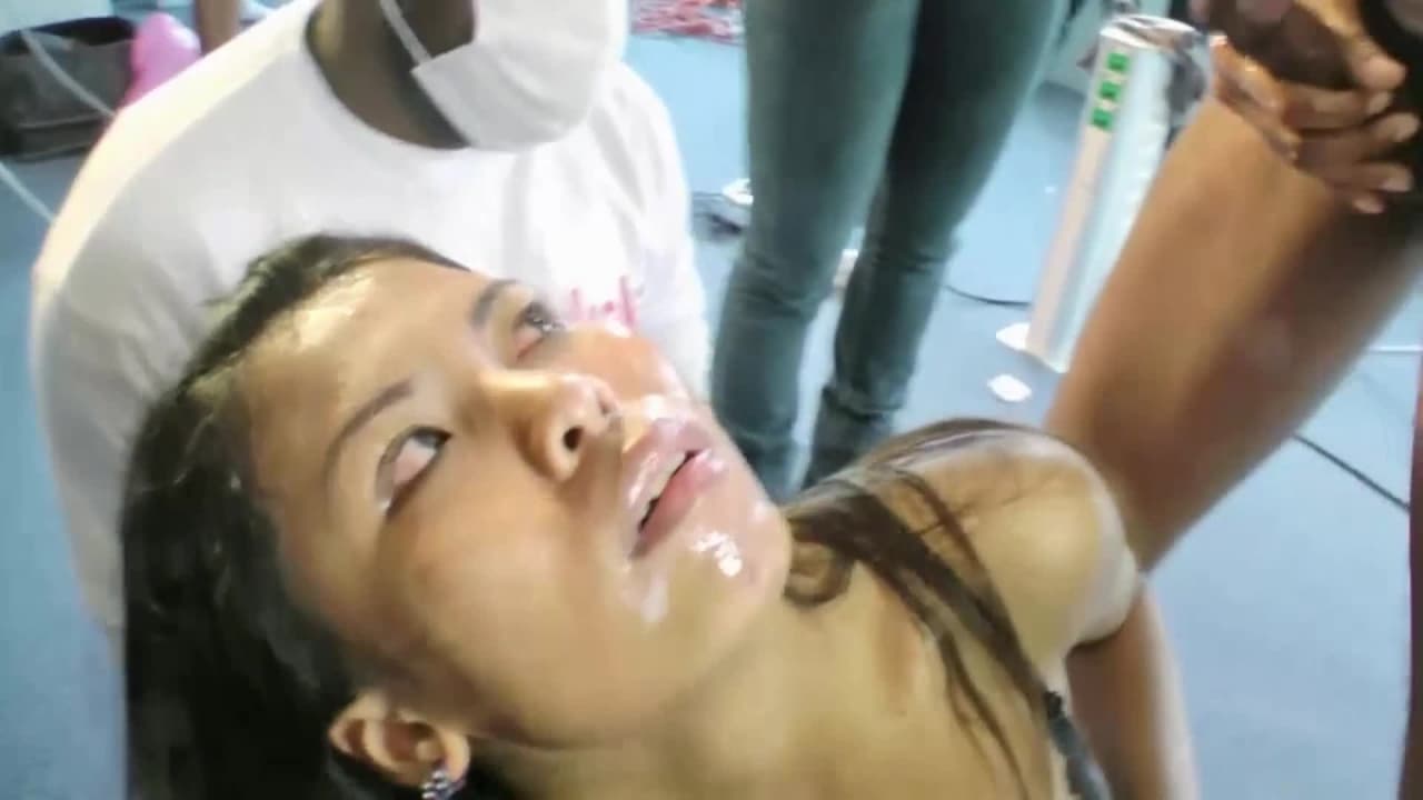 Thailandaise en blowbang prend un bukkake