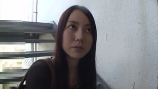 La salope asiatique offre sa bouche et sa chatte