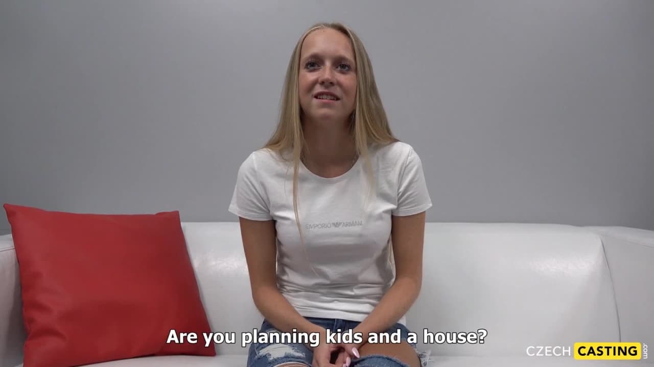 Blonde princesse défoncée dans un casting