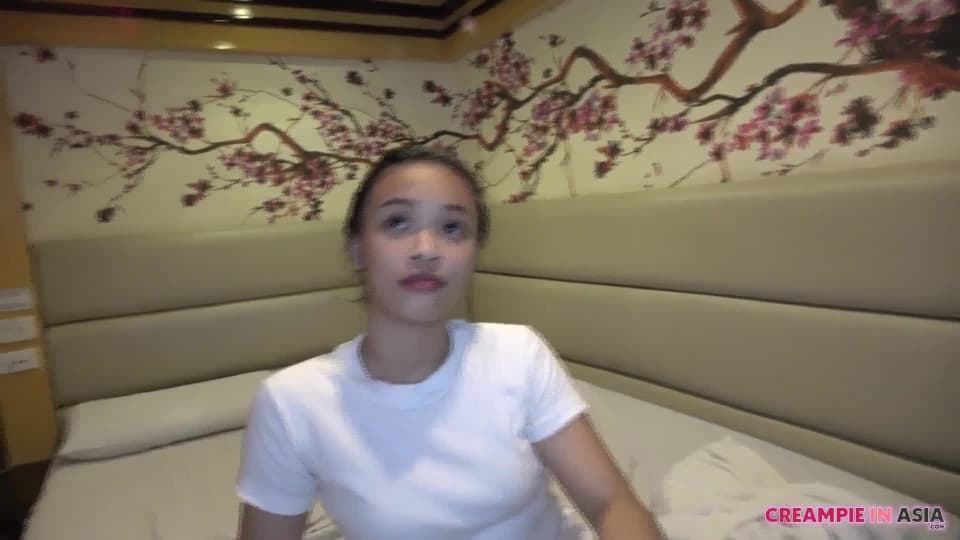 Jeune thailandaise prend le creampie à l'hôtel