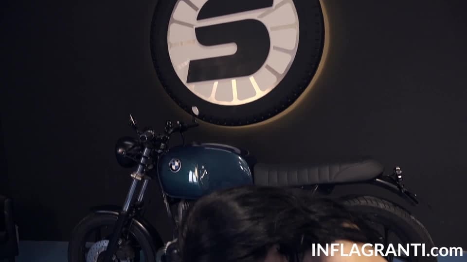 Milf allemande baisée à coté de la moto