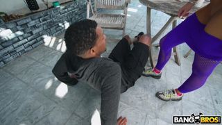 Une blonde au gros boul s'empare de la grosse bite de son voyeur