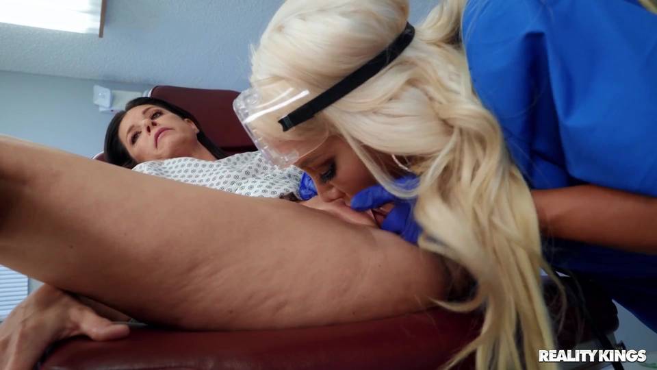 Nicolette Shea examine si India Summer lubrifie bien