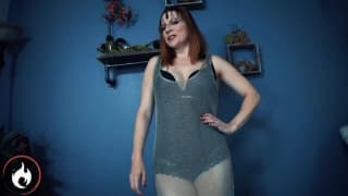 Prêtresse hypnotise et branle ta bite raide en POV