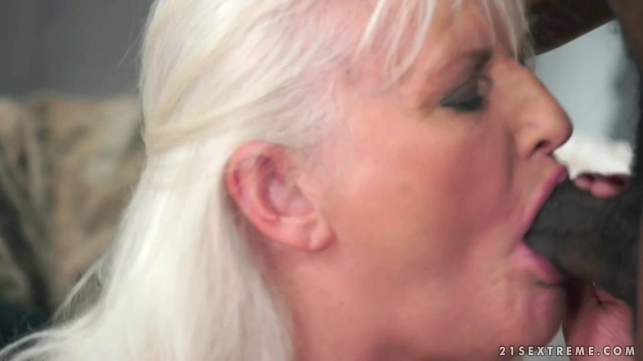 Mamie adore les grosses bites noires
