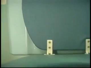 Une naine se fait défoncer sur la cuvette des toilettes de la salle de bain