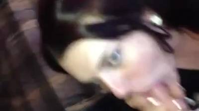 il se vide les couilles dans la bouche de cette cochonne