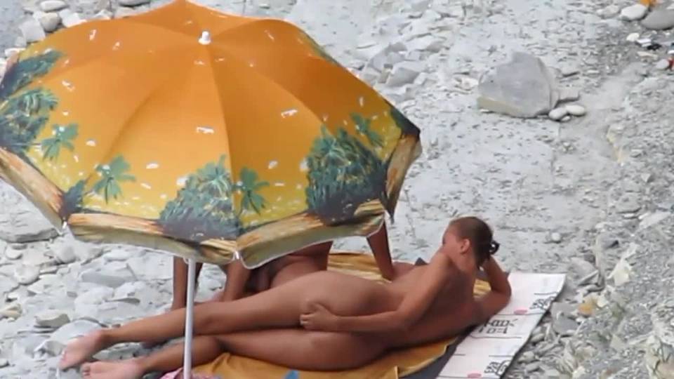 Madame suce son mari sur la plage