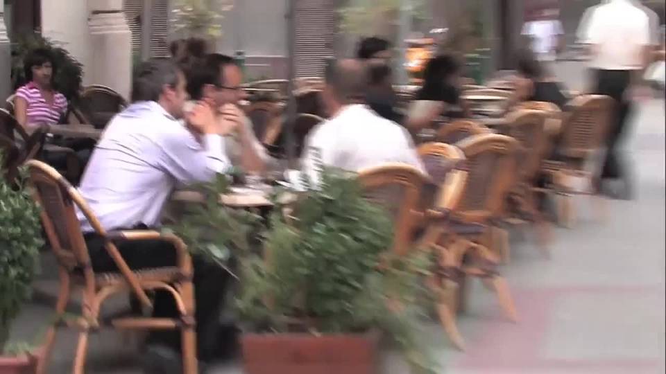Est elle en bikini dans la rue?