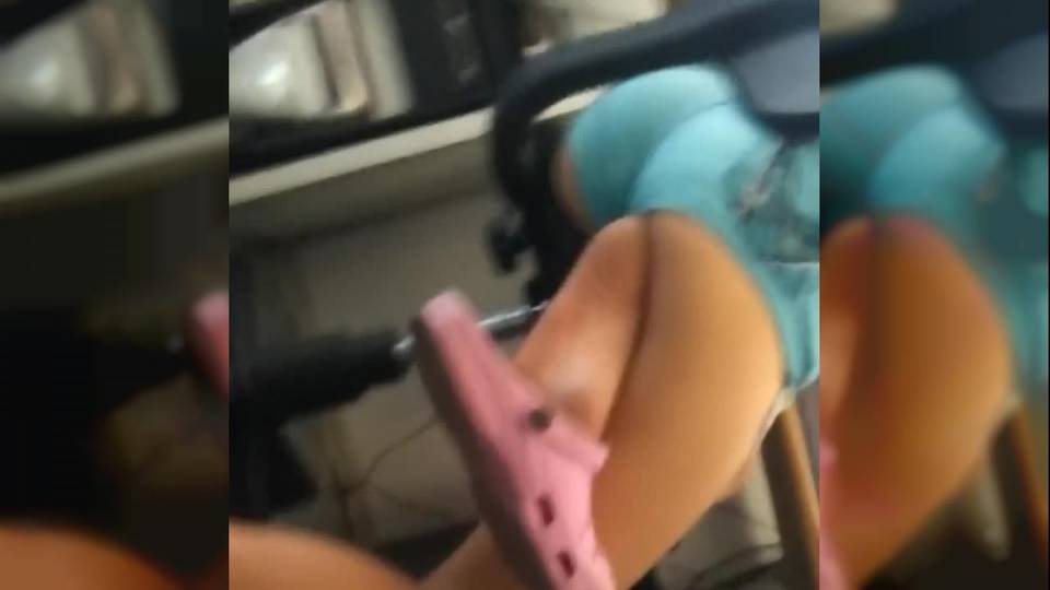 Un joli petit cul de 18 ans dans une salle de classe