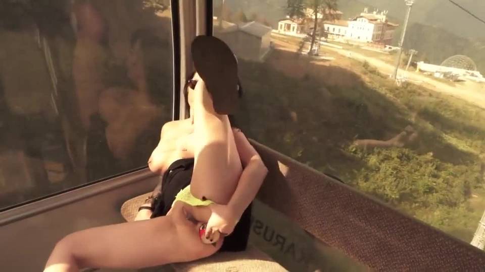 Elle s'explose le fion dans un téléphérique jusqu'au prolapse