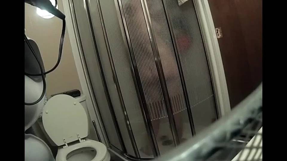 Une maman grassouillette espionnée dans la salle de bain