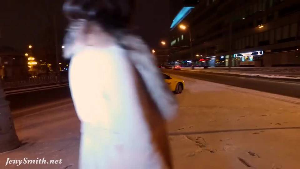 Exhibition nocturne en pleine rue avec une superbe salope
