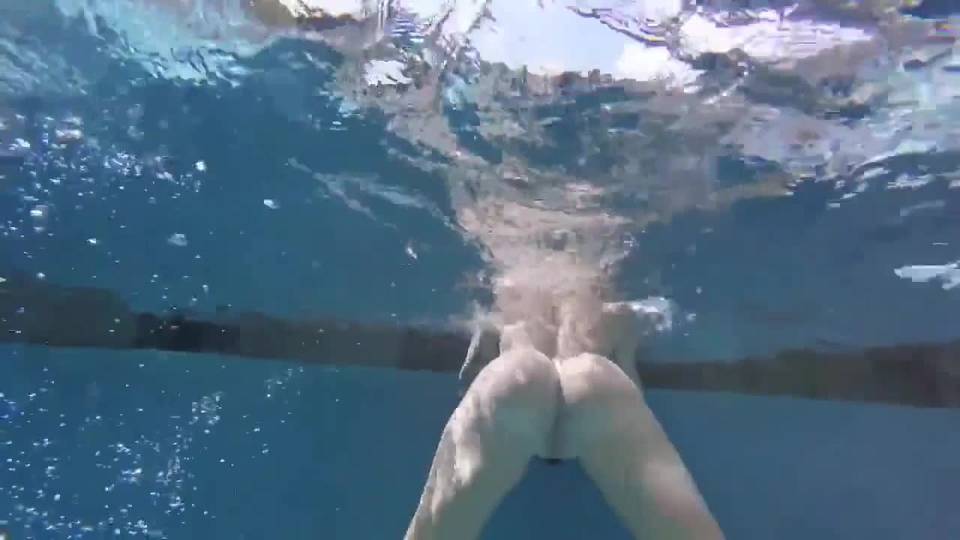 Elle branle sa chatte poilue dans la piscine !