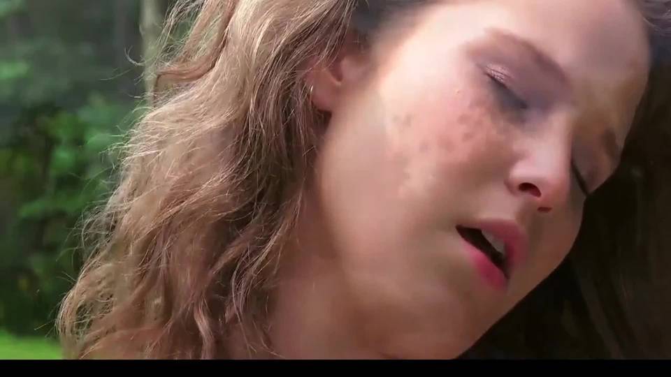 Baise dans les prés avec un vieux cochon bedonnant
