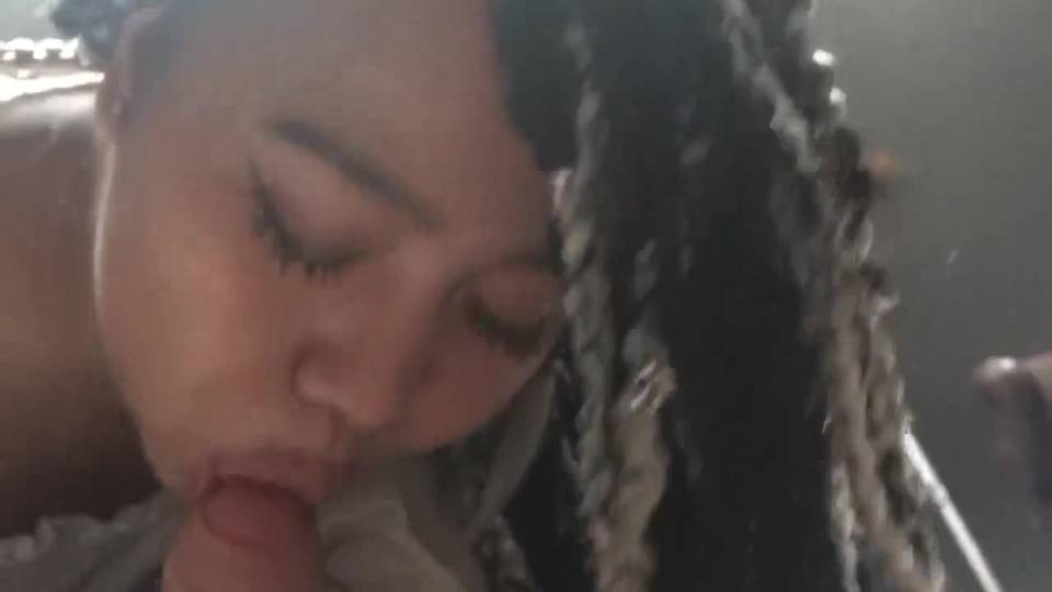 Une asiatique en rasta suce pour retirer le sperme de son ami