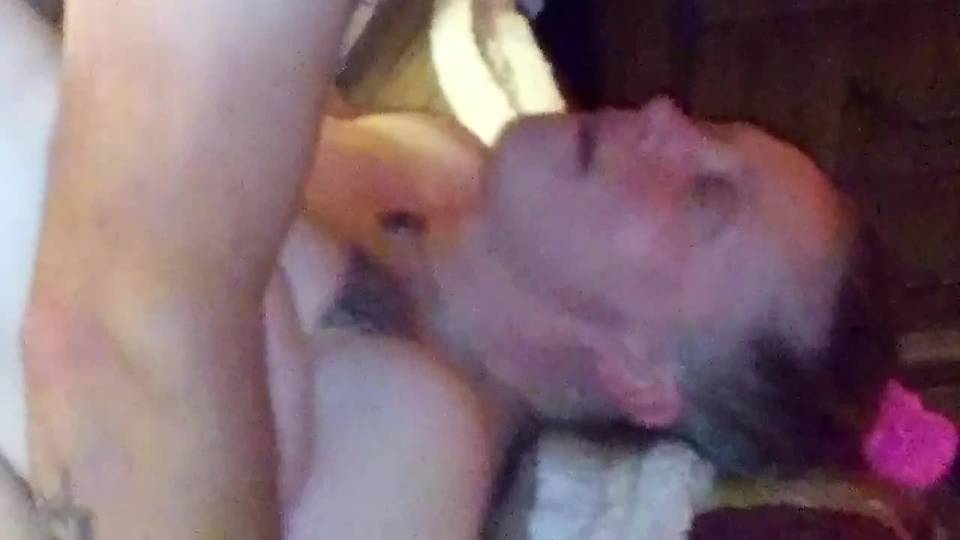 Une mature baise un jeune rencontré sur Tinder