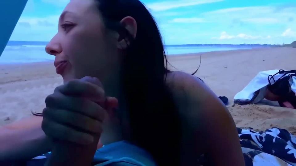 Suceuse française avale sur la plage le foutre de son copain