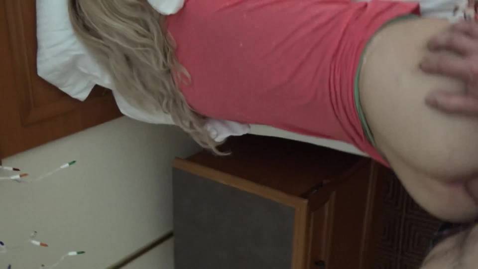 Sa femme au gros cul se laisse sodomiser pendant la sieste
