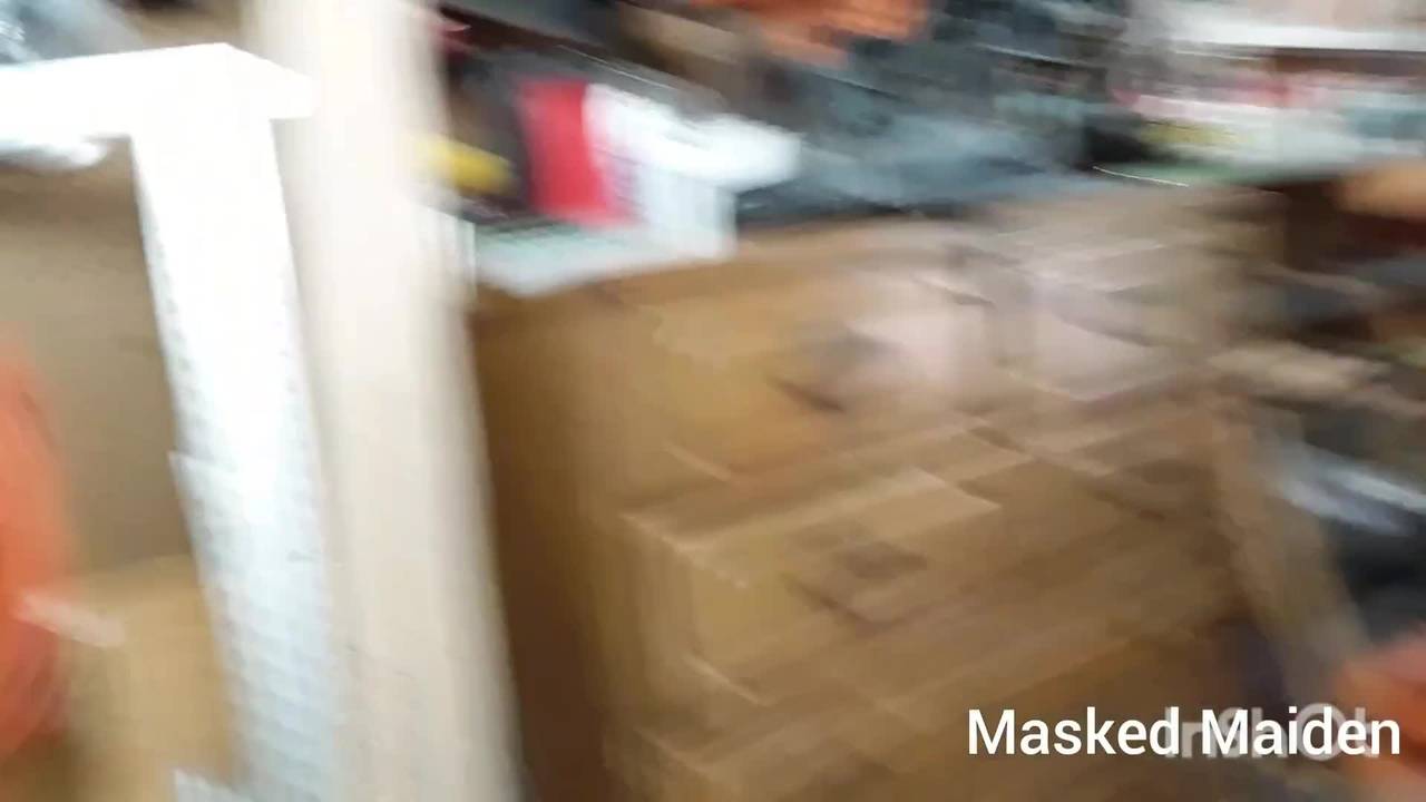 Mature enceinte se met à genoux pour faire plaisir à son mari dans le garage