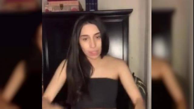 Une femme enceinte de 40kilos se filme en train d'essayer des vêtements de sa grossesse.