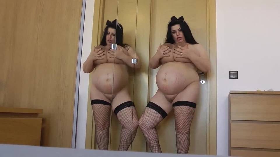 Une grosse femme enceinte montre ses vergetures et s'exhibe