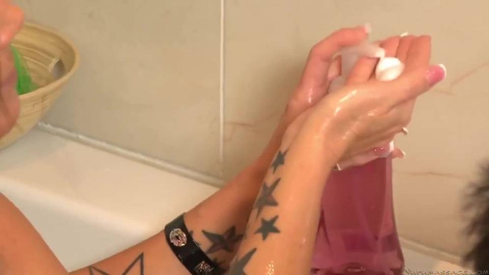 Massage sexe dans l'eau et sur matelas pneumatique