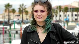 La française Trixy s’est habituée à la caméra pour un trio