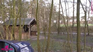 Jeune fille à la forêt se masturbe la chatte dans sa voiture !