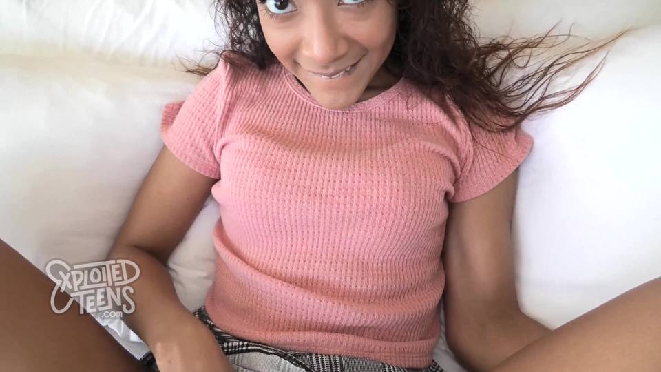 Petite teen exploitée par ce vieux pervers