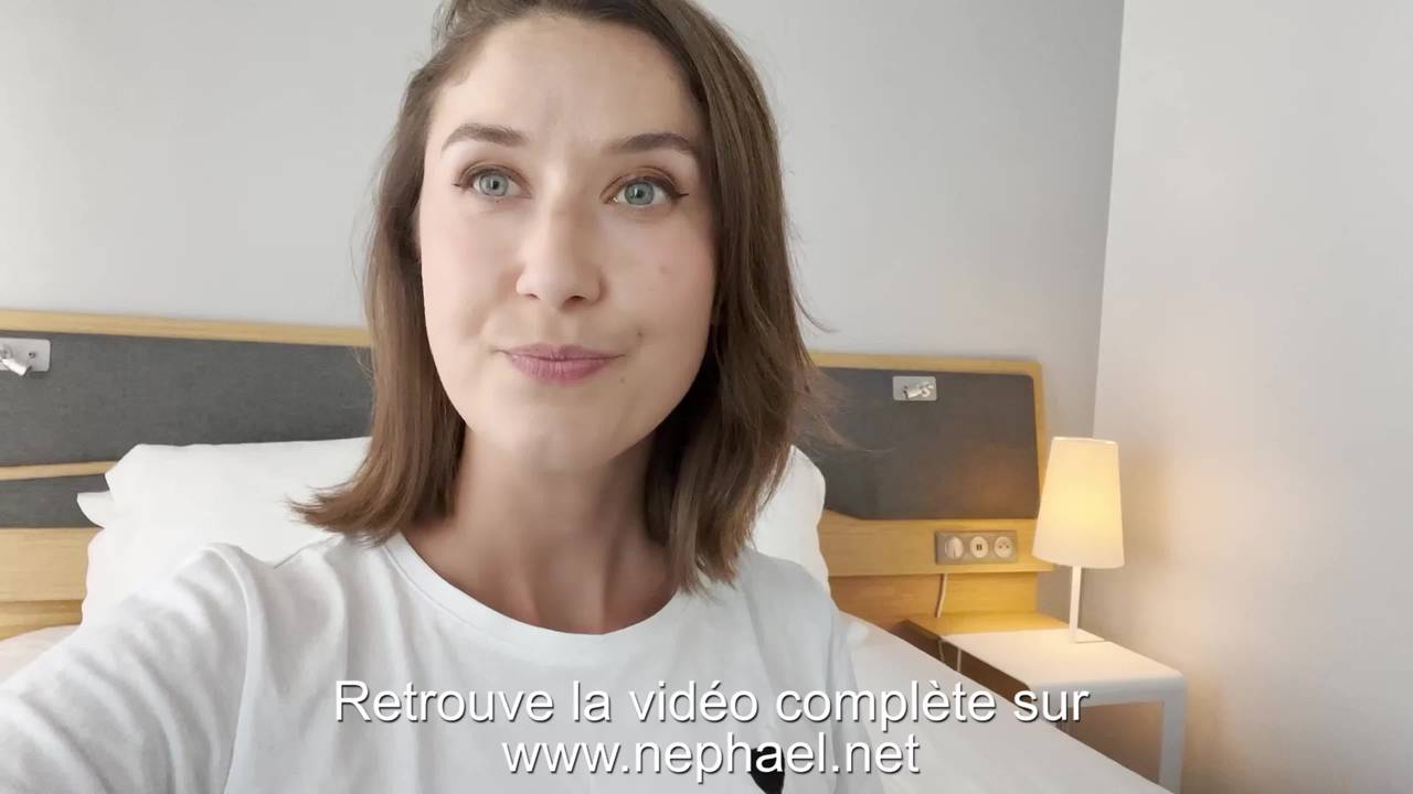 Nephael se caresse la chatte en regardant le couple baiser