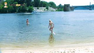 Deux jeunes nudistes au corps mince profitent du soleil sur la plage !
