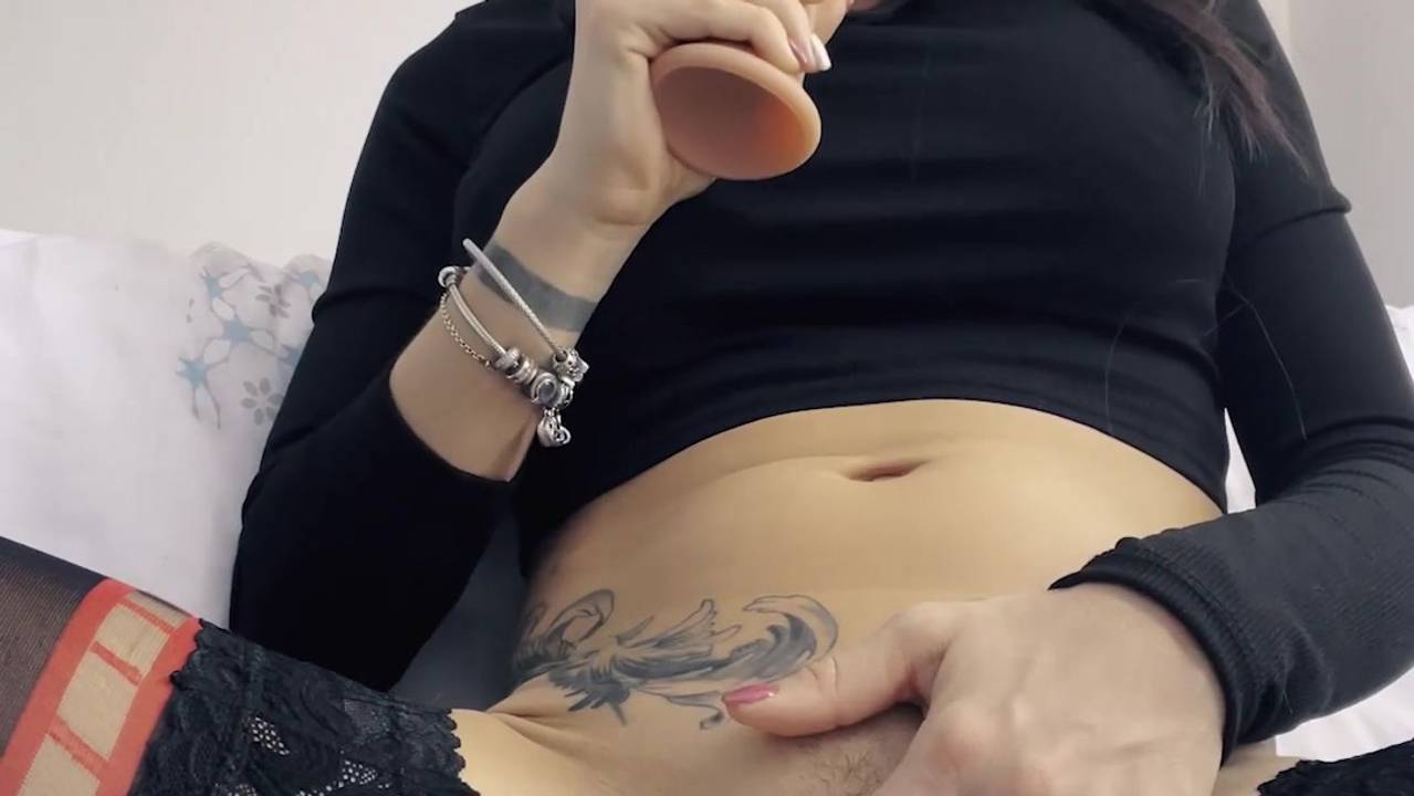 Salope française joue avec un vibromasseur dans sa grosse chatte