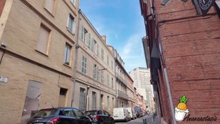 Ananaastasia montre ses seins et sous la jupe en ville